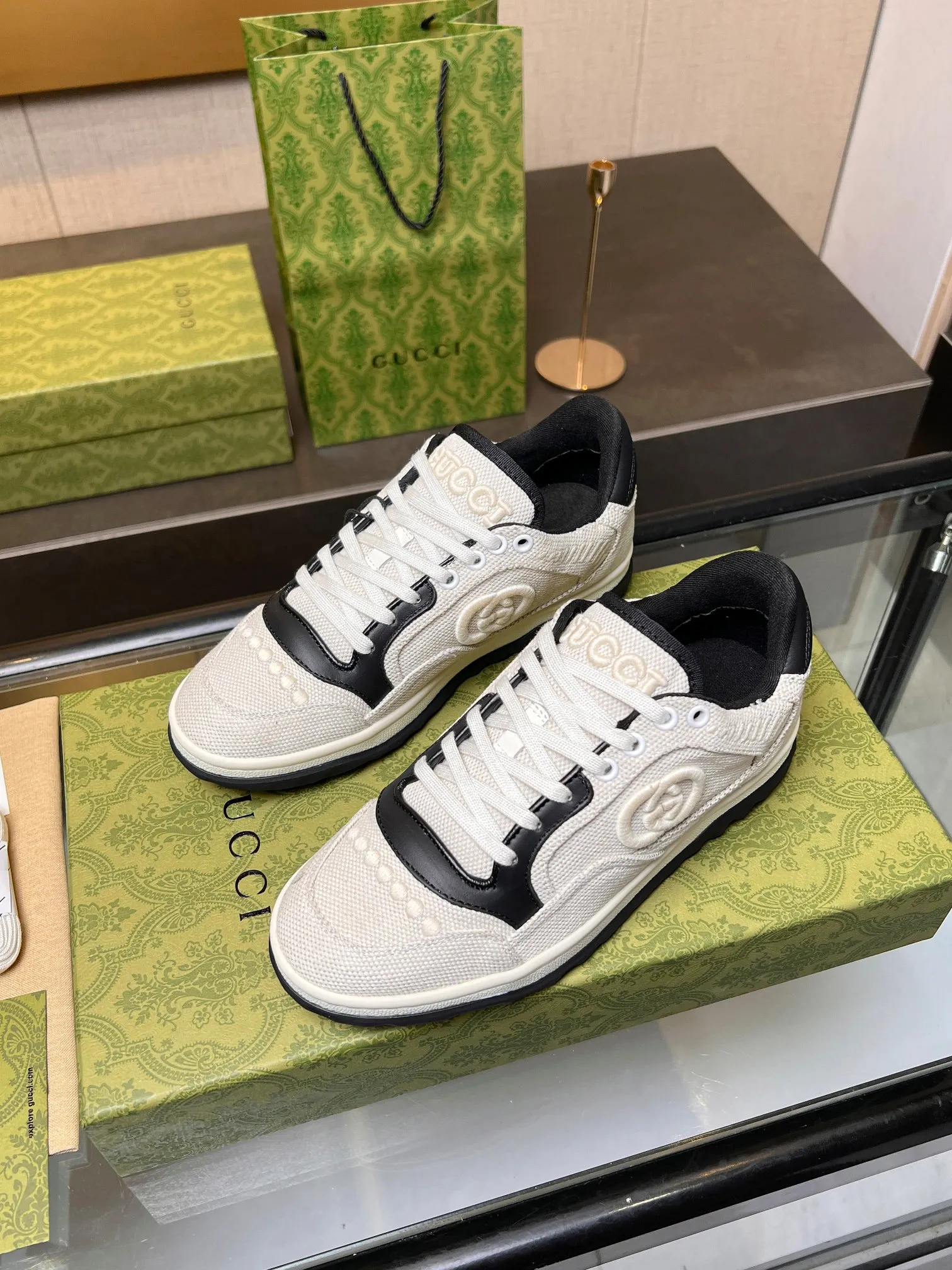 👟👟Ex-factory price 520👟👟 Top version, full styling effect, instant sales of the common practice of soft treading in the market, 💣💣💣Gucci2023 early spring Gucci G home latest hot style MAC80 sports shoes couple style casual retro distressed dirty shoes small dirty shoes small white shoes🌸🌸🌸 original purchase and development Making goods Gucci MAC80 new popular series. The exquisite and compact interlocking double G logo romantically interprets the aesthetic concept of this series. It is made of off-white leather. ▪️Fabrics: Original customized imported first-layer cowhide ▪️Inner lining: Original customized imported breathable mesh ▪️Outsole: Original open-molded two-color TPU outsole ▪️Sole thickness: 3CM ▪️Size: women's 35-40 / men's 39-45